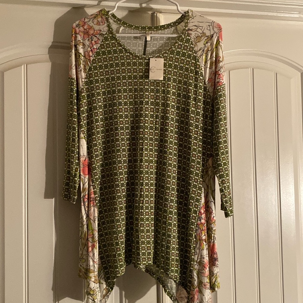 Womens moss green colored print shark tail hem top, size S